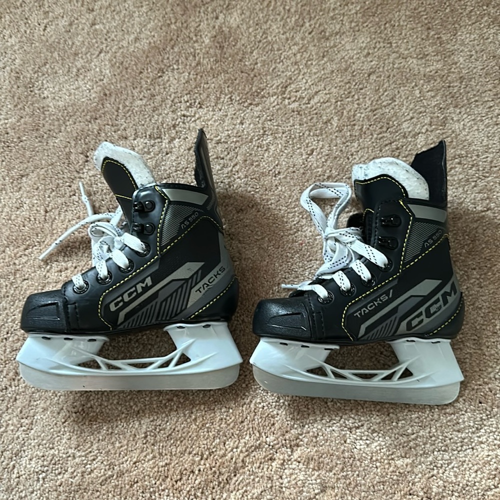 Tracks kids hockey ice skates size 9 toddler/youth